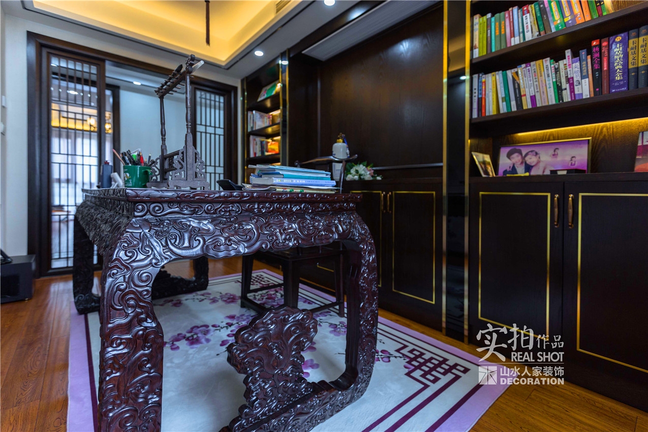 新中式风格书房书桌实例图